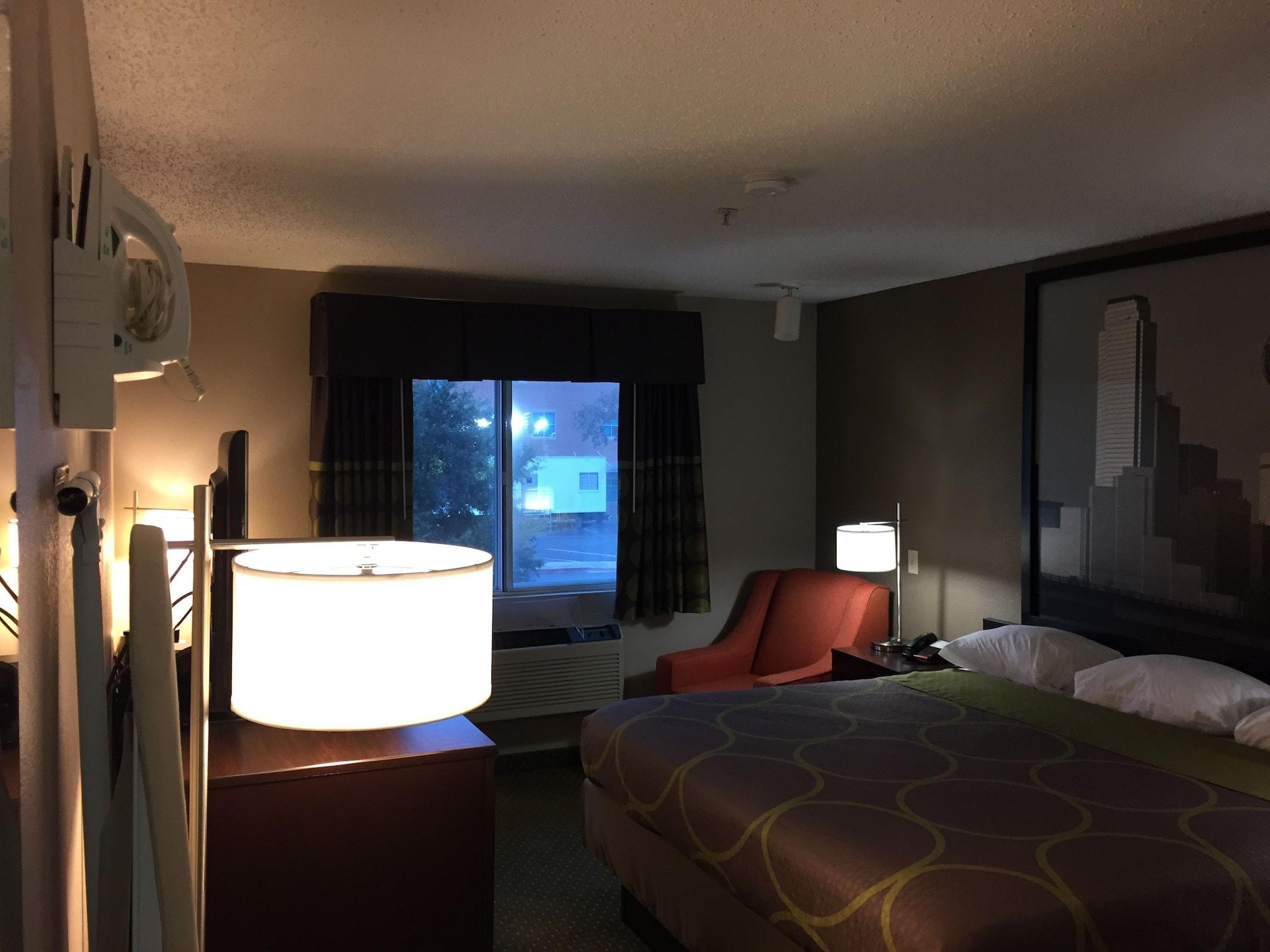 Super 8 By Wyndham Dfw Airport West Motel Bedford