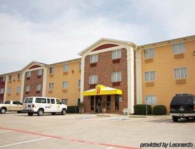 Super 8 By Wyndham Dfw Airport West 3*