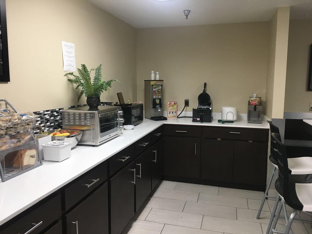 Super 8 By Wyndham Dfw Airport West Motel 3*