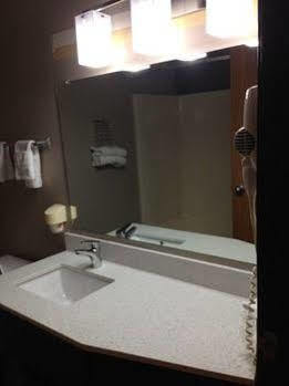 Super 8 By Wyndham Dfw Airport West 3*