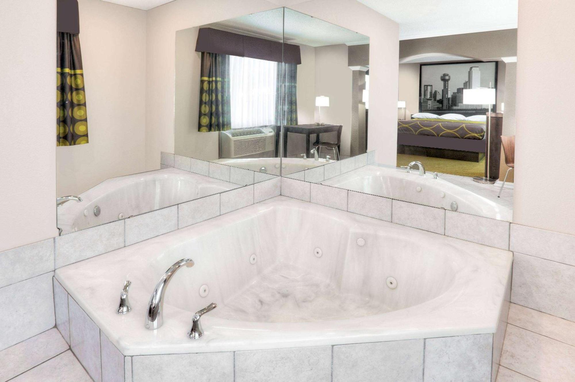 Super 8 By Wyndham Dfw Airport West Motel 3*